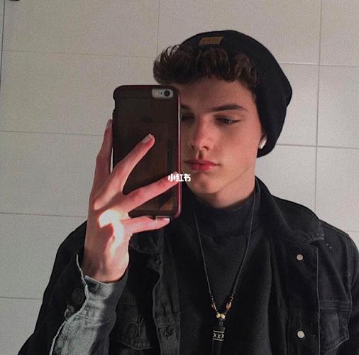 6686体育银牌作者短发女